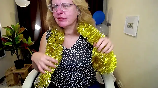 VestaWoody online show from October 6, 2025, 6:03 am