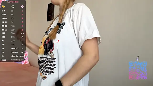 Snapshot of GilySuper chatting on February 19, 2026, 11:18 am GilySuper online show from February 19, 2026, 11:18 am