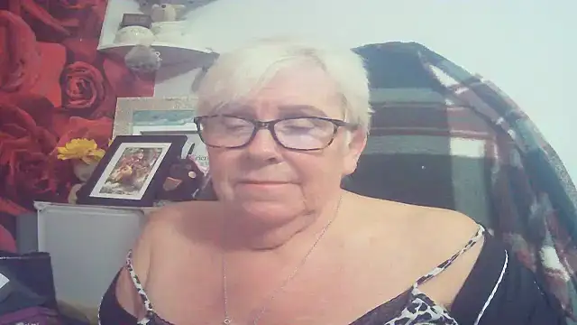Snapshot of Playful_MILF_Demi chatting on April 17, 2026, 9:45 am Playful MILF Demi online show from April 17, 2026, 9:45 am