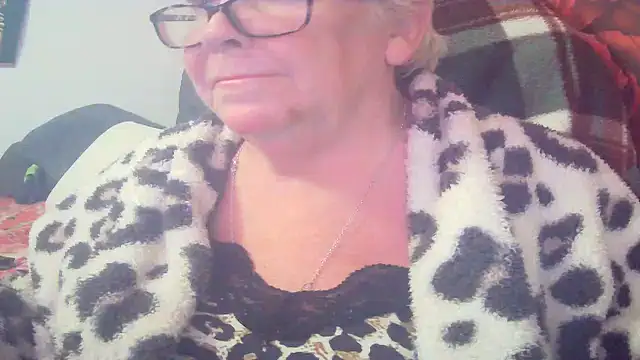 Snapshot of Playful_MILF_Demi chatting on April 28, 2026, 7:29 pm Playful MILF Demi online show from April 28, 2026, 7:29 pm
