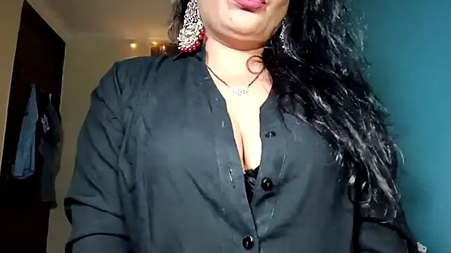 horny milf couple online show from April 14, 2026, 8:36 pm