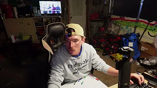 Snapshot of AverageMaleJay chatting on November 4, 2025, 1:53 am AverageMaleJay online show from November 4, 2025, 1:53 am