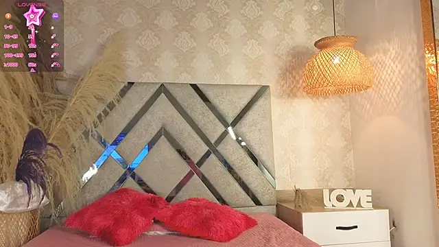 kimhilton  online show from October 19, 2025, 4:04 am