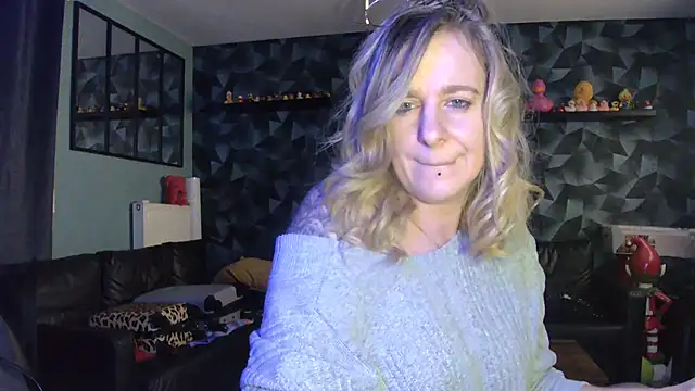 Snapshot of Delichieuse5 chatting on February 9, 2026, 8:18 pm Delichieuse5 online show from February 9, 2026, 8:18 pm