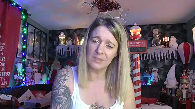 Snapshot of Delichieuse5 chatting on December 18, 2025, 8:45 pm Delichieuse5 online show from December 18, 2025, 8:45 pm