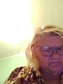 Snapshot of LusiyaGold5 chatting on July 4, 2026, 10:25 pm LusiyaGold5 online show from July 4, 2026, 10:25 pm