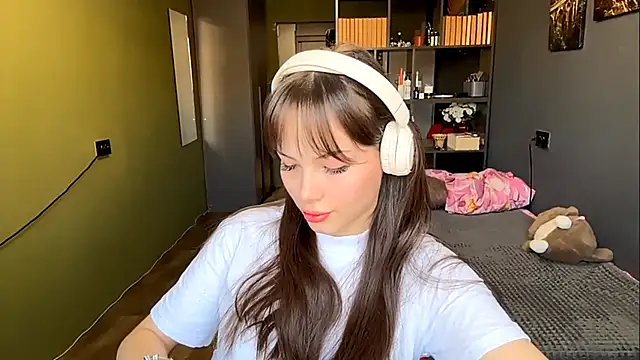 Snapshot of MysticAlisa chatting on December 2, 2025, 6:15 am MysticAlisa online show from December 2, 2025, 6:15 am