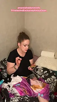 Snapshot of amandatheblondewife chatting on April 8, 2026, 5:20 am amandatheblondewife online show from April 8, 2026, 5:20 am