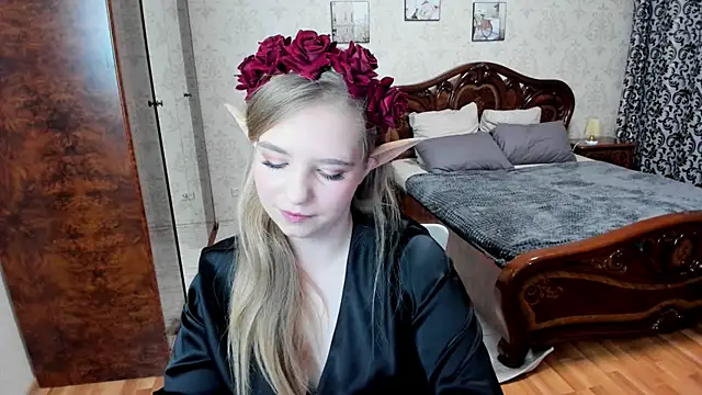 Snapshot of LunaCosplay chatting on October 21, 2025, 7:57 pm LunaCosplay online show from October 21, 2025, 7:57 pm