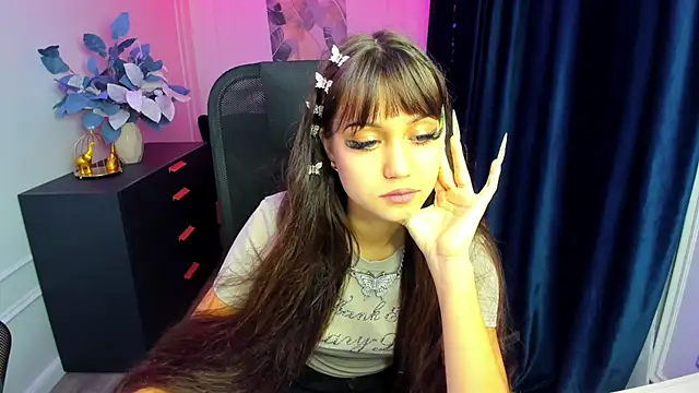 TiffanyYounge online show from November 28, 2025, 12:27 pm