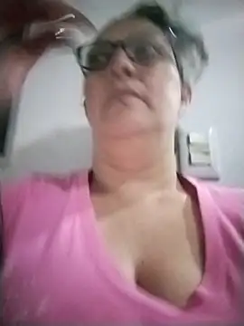 Snapshot of -saraqueen- chatting on December 19, 2025, 3:21 am -saraqueen- online show from December 19, 2025, 3:21 am