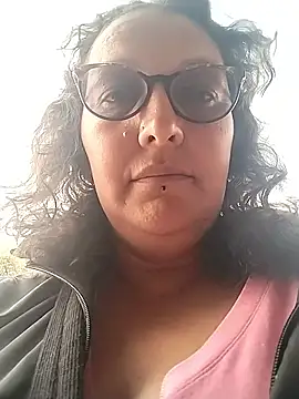 Snapshot of -saraqueen- chatting on December 1, 2025, 3:46 pm -saraqueen- online show from December 1, 2025, 3:46 pm