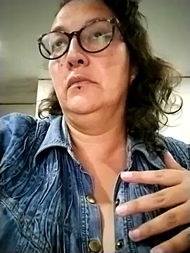 Snapshot of -saraqueen- chatting on November 28, 2025, 9:04 pm -saraqueen- online show from November 28, 2025, 9:04 pm