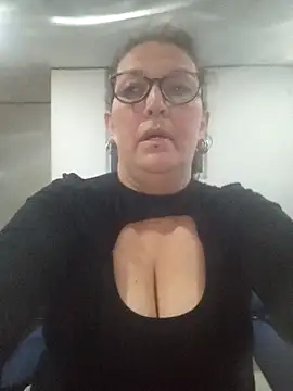 Snapshot of -saraqueen- chatting on October 23, 2025, 3:21 pm -saraqueen- online show from October 23, 2025, 3:21 pm