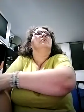 Snapshot of -saraqueen- chatting on November 9, 2025, 5:11 am -saraqueen- online show from November 9, 2025, 5:11 am