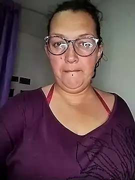 Snapshot of -saraqueen- chatting on November 11, 2025, 5:13 am -saraqueen- online show from November 11, 2025, 5:13 am