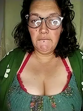 Snapshot of -saraqueen- chatting on November 16, 2025, 6:18 am -saraqueen- online show from November 16, 2025, 6:18 am