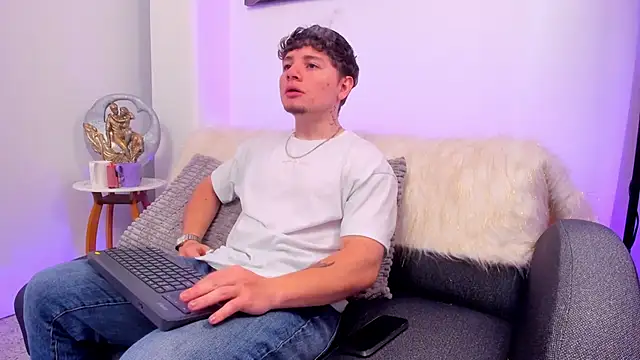 Leoo Miller online show from November 30, 2025, 4:24 am