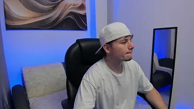 Snapshot of Leoo_Miller chatting on February 13, 2026, 4:12 am Leoo Miller online show from February 13, 2026, 4:12 am