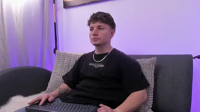 Snapshot of Leoo_Miller chatting on December 21, 2025, 4:25 am Leoo Miller online show from December 21, 2025, 4:25 am