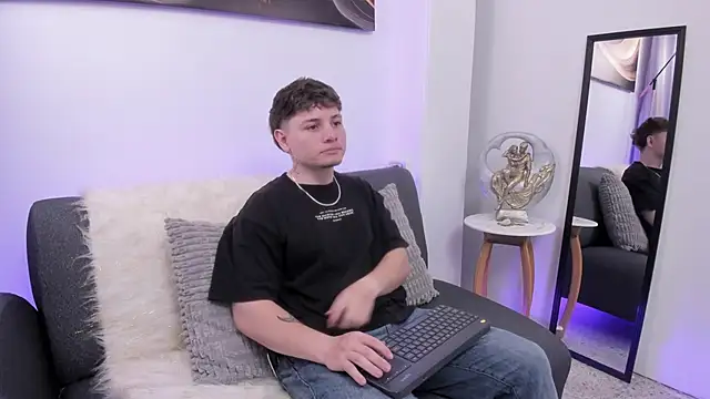 Snapshot of Leoo_Miller chatting on December 20, 2025, 4:26 am Leoo Miller online show from December 20, 2025, 4:26 am