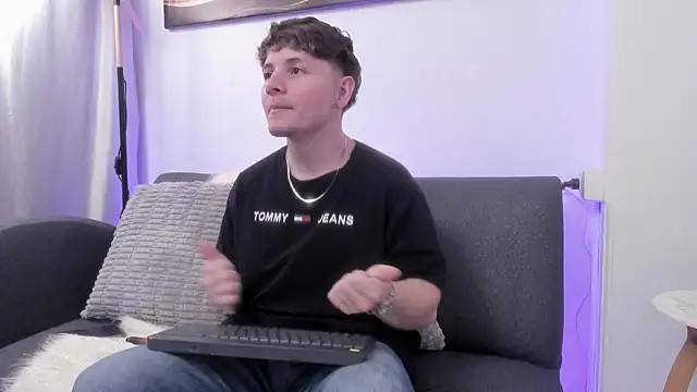 Snapshot of Leoo_Miller chatting on December 19, 2025, 4:27 am Leoo Miller online show from December 19, 2025, 4:27 am