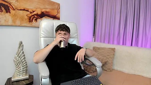 Leoo Miller online show from November 5, 2025, 4:26 am