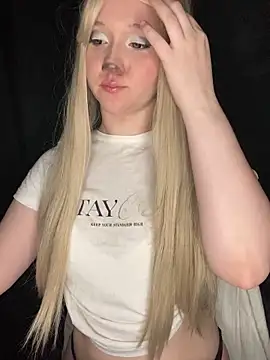 Snapshot of Darling_Bri_ chatting on October 18, 2025, 6:32 pm Darling Bri online show from October 18, 2025, 6:32 pm