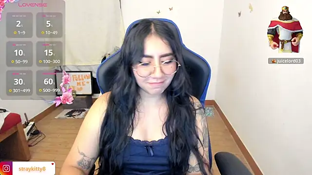 LoveLyy- online show from April 9, 2026, 11:33 pm