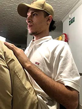 Snapshot of santyrestrepo chatting on October 11, 2025, 12:22 am santyrestrepo online show from October 11, 2025, 12:22 am