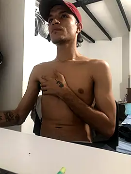 Snapshot of santyrestrepo chatting on October 7, 2025, 3:40 am santyrestrepo online show from October 7, 2025, 3:40 am