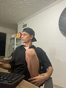 Snapshot of santyrestrepo chatting on October 28, 2025, 12:11 am santyrestrepo online show from October 28, 2025, 12:11 am