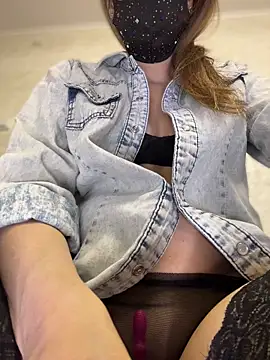 Snapshot of Aurynne chatting on April 14, 2026, 8:25 pm Aurynne online show from April 14, 2026, 8:25 pm