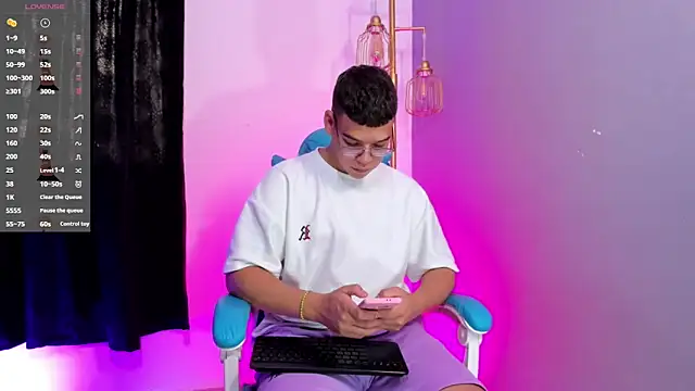 Snapshot of alex_boyy chatting on October 16, 2025, 12:46 pm alex boyy online show from October 16, 2025, 12:46 pm