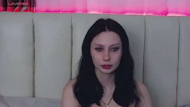 MaeAnna online show from December 14, 2025, 1:28 pm