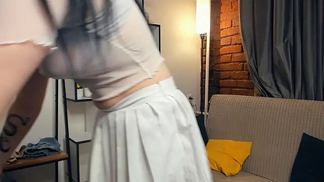 Snapshot of SkyDoll chatting on October 17, 2025, 9:38 pm SkyDoll online show from October 17, 2025, 9:38 pm