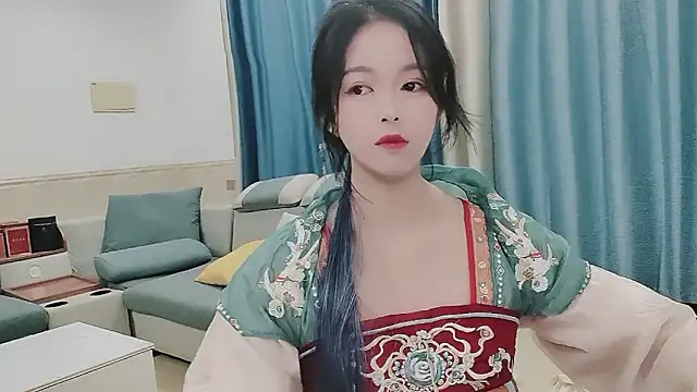 Snapshot of Q_Yumi chatting on October 19, 2025, 11:57 am Q Yumi online show from October 19, 2025, 11:57 am