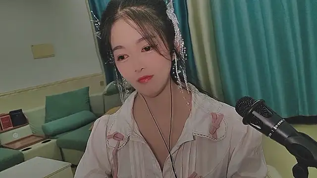 Snapshot of Q_Yumi chatting on October 17, 2025, 12:40 pm Q Yumi online show from October 17, 2025, 12:40 pm