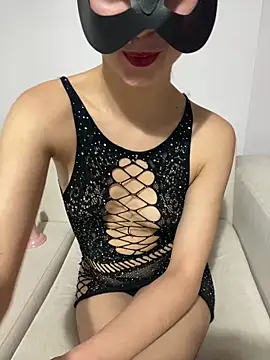 christalles online show from October 29, 2025, 8:19 pm