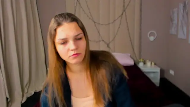 Snapshot of LesiBrizo chatting on December 17, 2025, 2:05 am LesiBrizo online show from December 17, 2025, 2:05 am