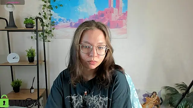 Nuura Moore online show from October 28, 2025, 12:33 am