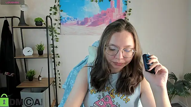 Nuura Moore online show from November 10, 2025, 12:48 am