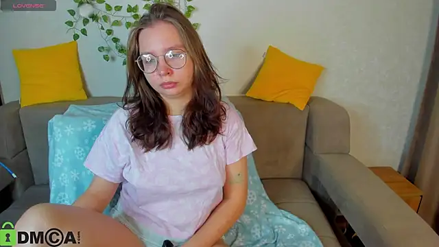 Nuura Moore online show from December 3, 2025, 1:06 am