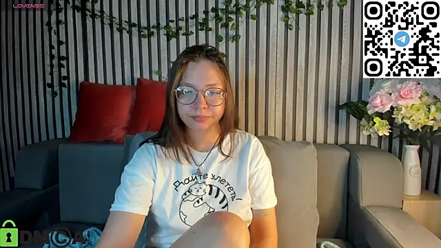 Nuura Moore online show from November 19, 2025, 1:05 am