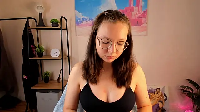 Nuura Moore online show from October 8, 2025, 12:45 am