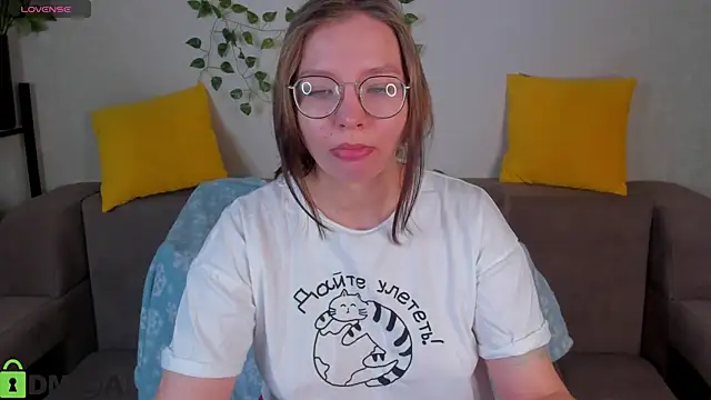 Nuura Moore online show from December 17, 2025, 1:10 am