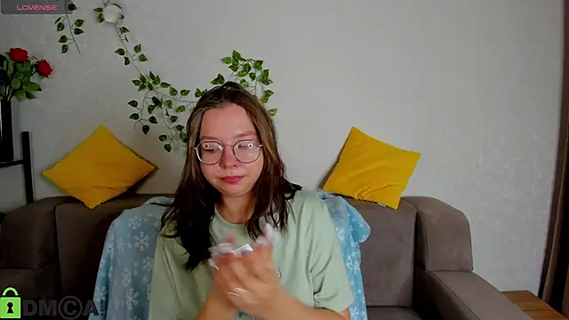 Nuura Moore online show from December 5, 2025, 1:05 am