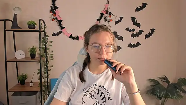 Nuura Moore online show from November 6, 2025, 1:09 am