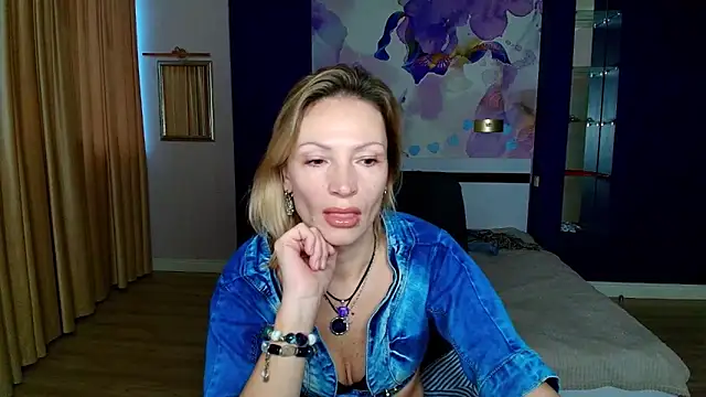 Snapshot of AlinaMoor chatting on November 19, 2025, 6:46 am AlinaMoor online show from November 19, 2025, 6:46 am