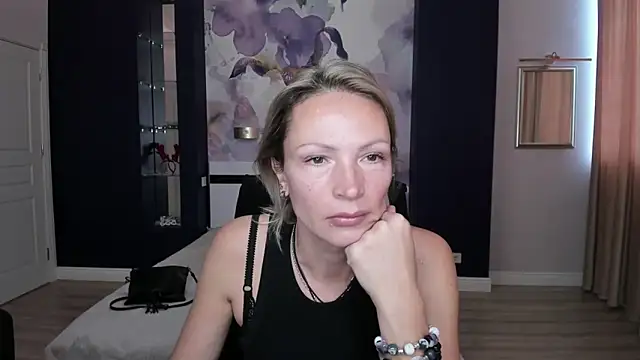 Snapshot of AlinaMoor chatting on October 6, 2025, 6:03 am AlinaMoor online show from October 6, 2025, 6:03 am